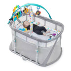 Lit de jeu Kick & Snooze de Baby Einstein avec drap-housse ovale : Cadre en acier, garnissage en coton, capacité de 22,7 kg