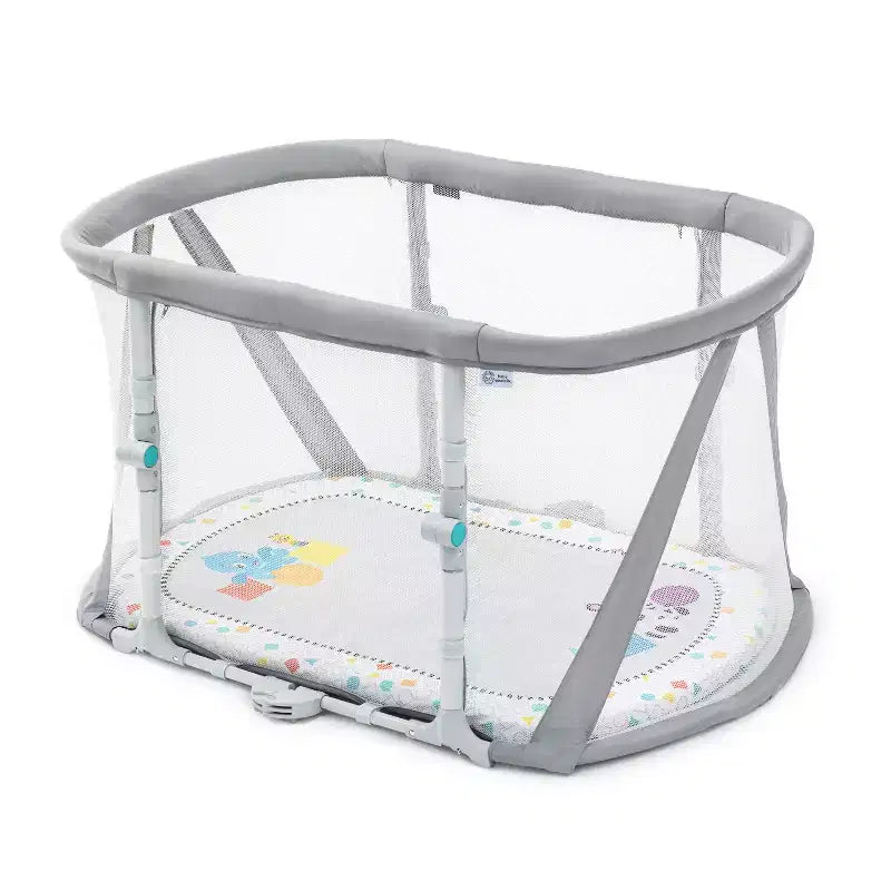 Lit de jeu Kick & Snooze de Baby Einstein avec drap-housse ovale : Cadre en acier, garnissage en coton, capacité de 22,7 kg