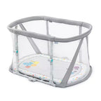 Lit de jeu Kick & Snooze de Baby Einstein avec drap-housse ovale : Cadre en acier, garnissage en coton, capacité de 22,7 kg
