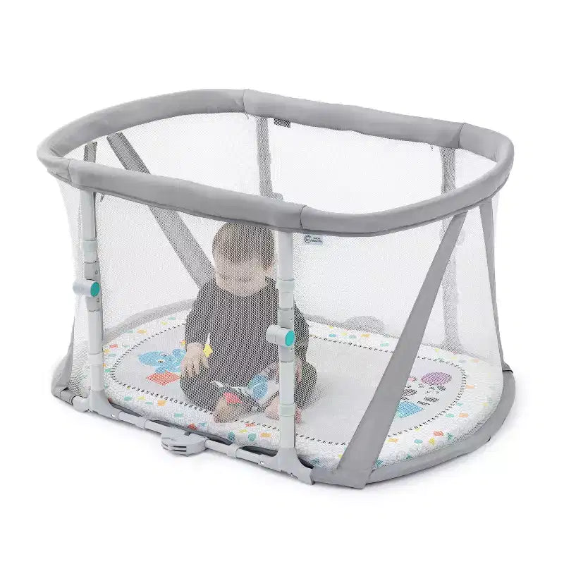 Lit de jeu Kick & Snooze de Baby Einstein avec drap-housse ovale : Cadre en acier, garnissage en coton, capacité de 22,7 kg