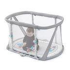 Lit de jeu Kick & Snooze de Baby Einstein avec drap-housse ovale : Cadre en acier, garnissage en coton, capacité de 22,7 kg