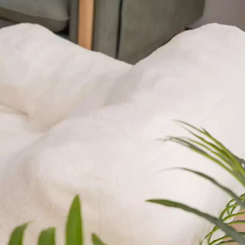 Pouf Poire en Tissu Peluche Touffeté en Mousse et Tissu Peluche Blanc Ivoire