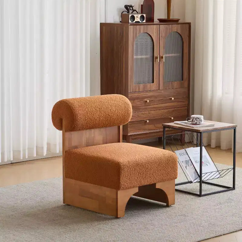Fauteuil de salon moderne Vatros en bouclette avec cadre en bois massif et dossier roulé