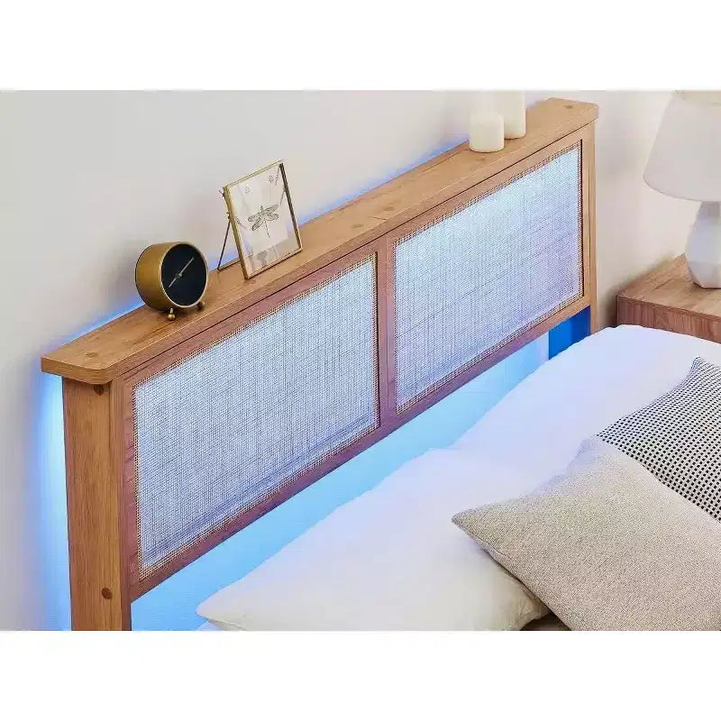 Cadre de lit double 12,4 pouces de luxe en bois massif avec tête de lit en rotin naturel, lumières LED, silencieux, sommier tapissier, pas besoin de sommier à ressorts