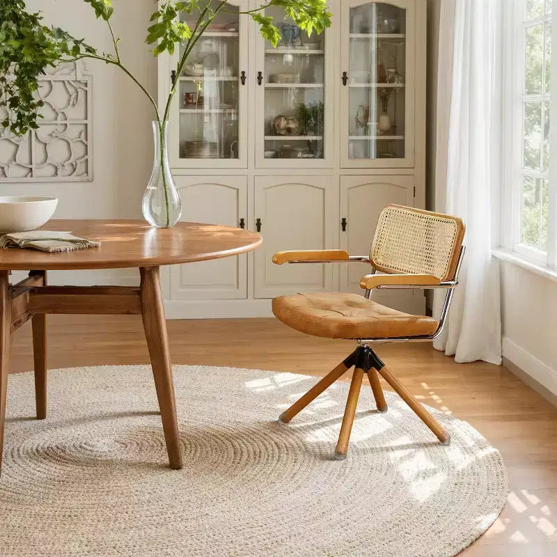 Chaise de salle à manger pivotante Art Leon en similicuir avec dossier en rotin et pieds en bois massif
