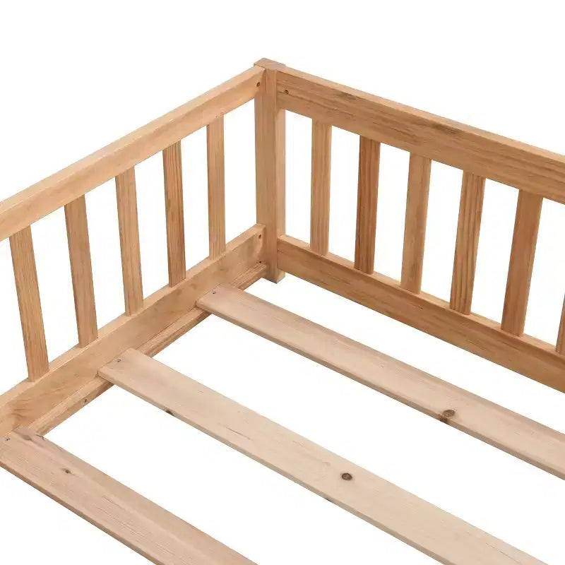 Lit double Okak avec tête de lit, cadre de lit plateforme en bois massif avec clôture, adapté aux enfants, bois de pin, naturel