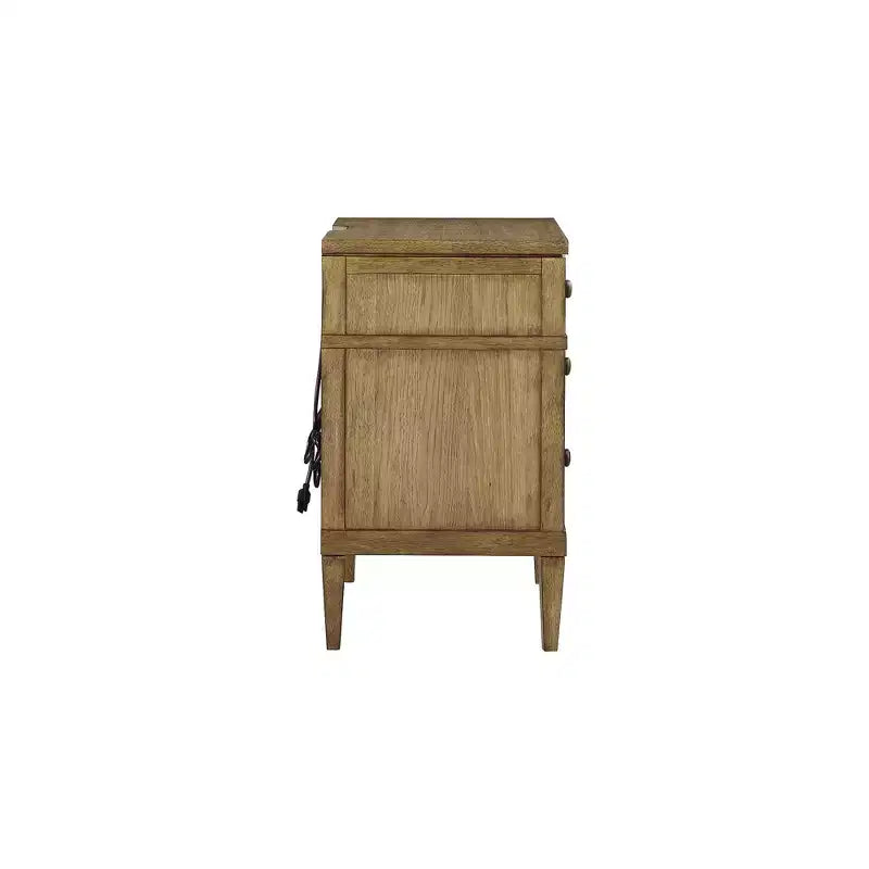 Table de chevet à trois tiroirs Sharlance de Signature Design by Ashley avec ports USB, marron