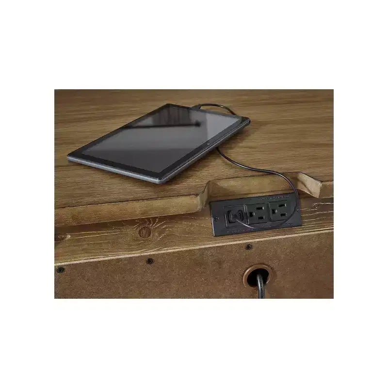 Table de chevet à trois tiroirs Sharlance de Signature Design by Ashley avec ports USB, marron