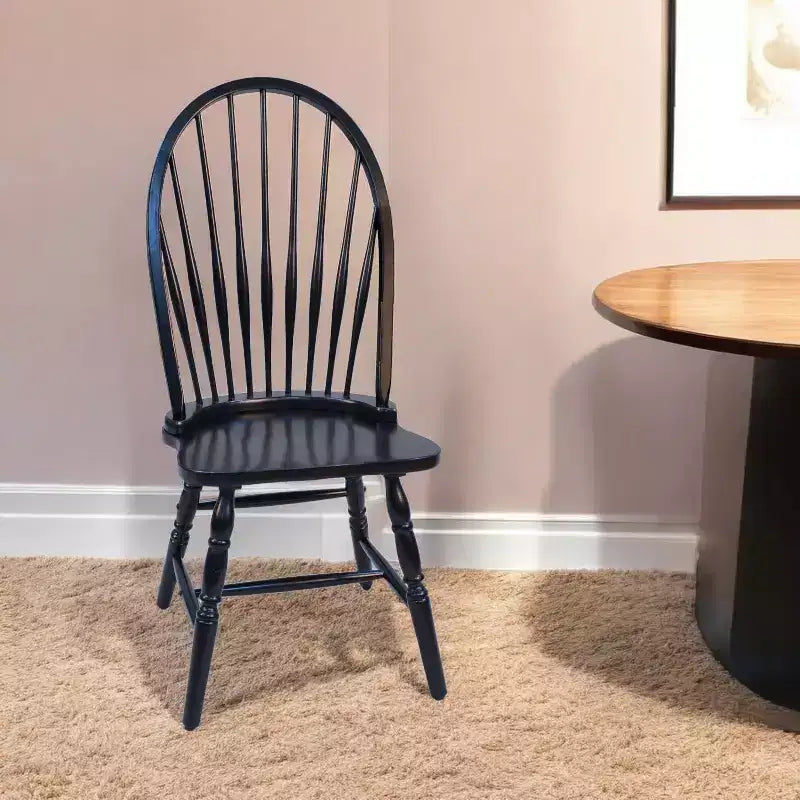 Chaise d'appoint de salle à manger HomeRoots en bois noir à dossier Windsor