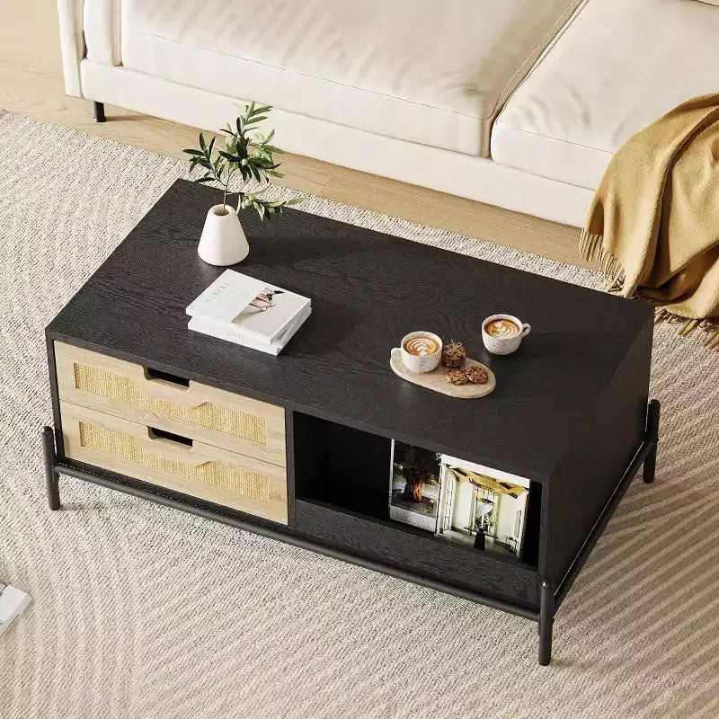 Table basse de ferme Acekool en rotin avec 2 tiroirs, meuble de rangement et étagère ouverte, table d'appoint rectangulaire à cadre métallique Noir et Chêne