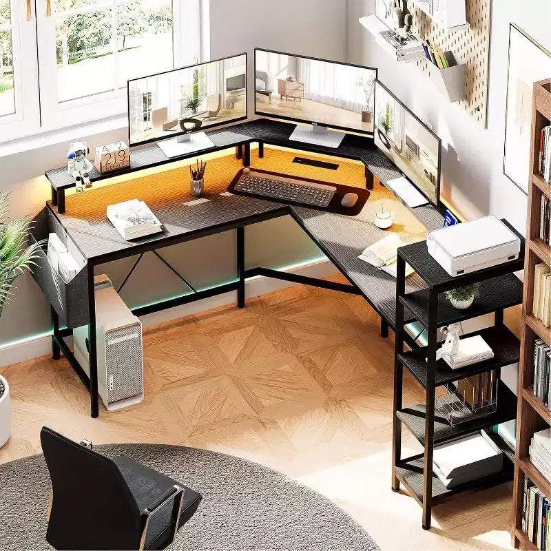 Bureau d'ordinateur Acekool 62 en forme de L avec prises de courant, lumières LED, support d'écran et étagères de rangement, bureau d'angle ergonomique pour bureau à domicile