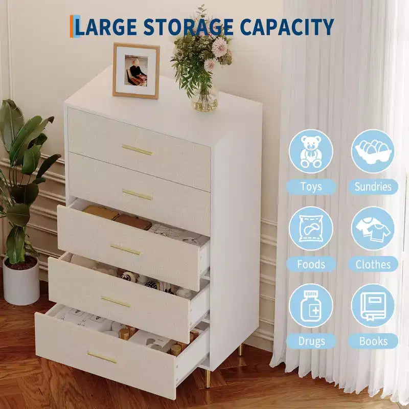 Commode haute et étroite en bois blanc à 5 tiroirs avec poignées et pieds en métal doré pour chambre, salon, entrée