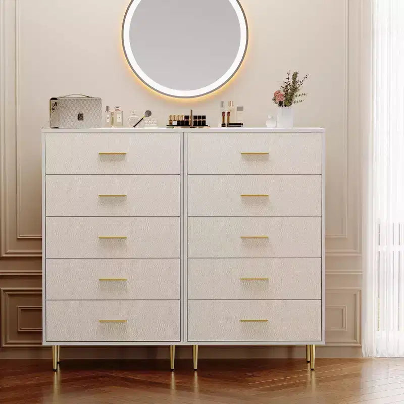 Commode haute et étroite en bois blanc à 5 tiroirs avec poignées et pieds en métal doré pour chambre, salon, entrée