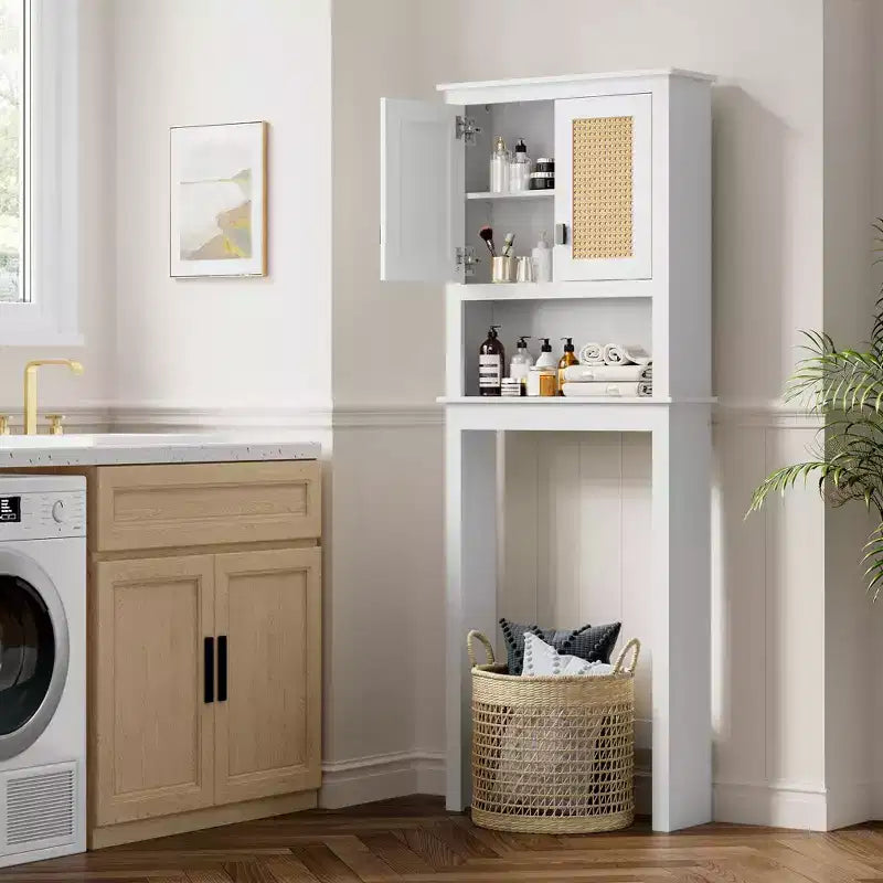 Meuble de rangement 63 au-dessus des toilettes, organisateur de salle de bain de style ferme au-dessus des toilettes avec portes en rotin, meuble de rangement autoportant en bois au-dessus des toilettes, blanc