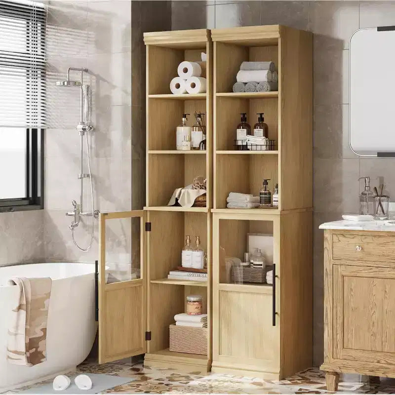 Meuble de salle de bain fin avec portes et étagères ouvertes, idéal pour les petits espaces. Ce meuble haut et étroit sur pied convient aux cuisines