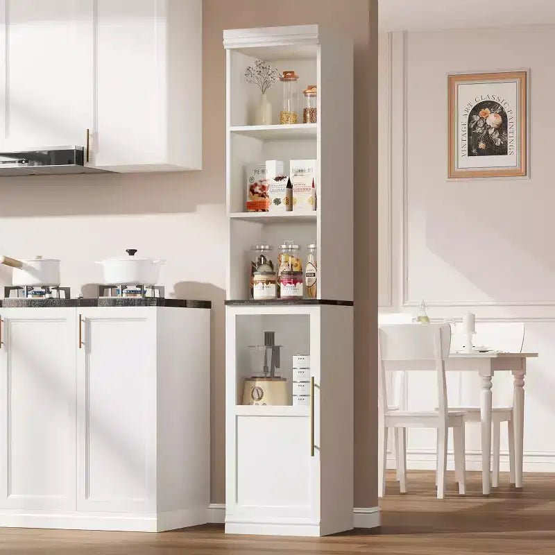Meuble de salle de bain fin avec portes et étagères ouvertes, idéal pour les petits espaces. Ce meuble haut et étroit sur pied convient aux cuisines