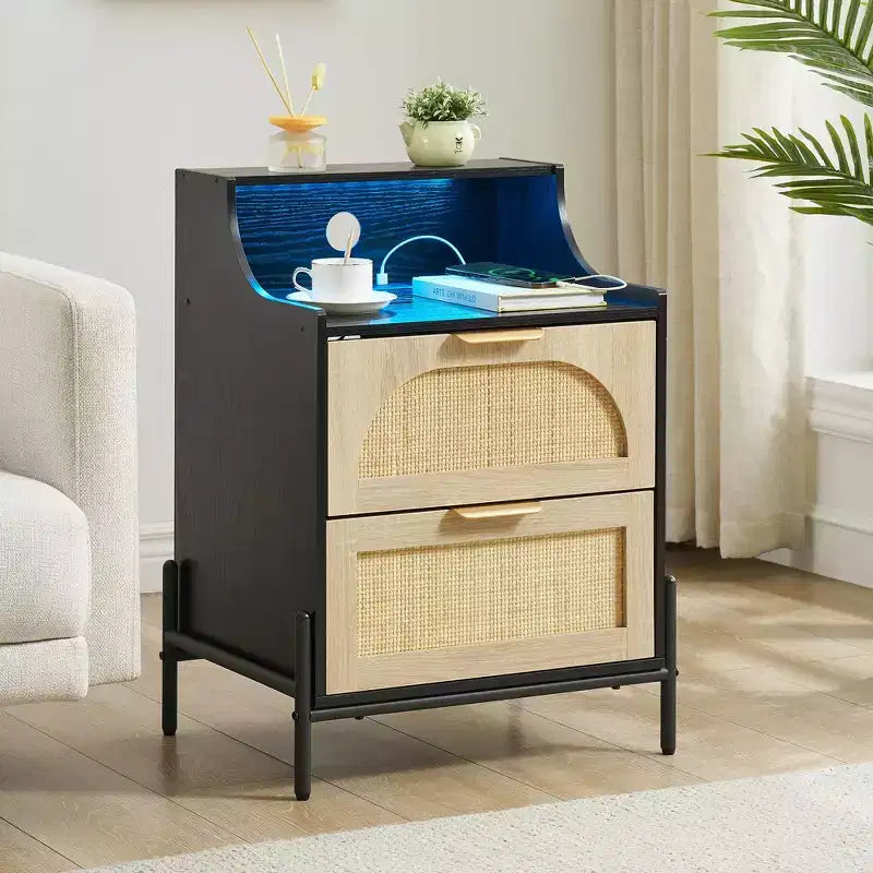 Lot de 2 tables de chevet en rotin et bois – Table de nuit avec station de recharge, lumières LED, ports USB et prises, modernes pour chambre à coucher, salon