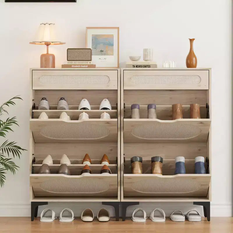 Meuble à chaussures en rotin avec 2 tiroirs basculants et 1 tiroir coulissant, trois étagères réglables, conçu pour les entrées et couloirs étroits.