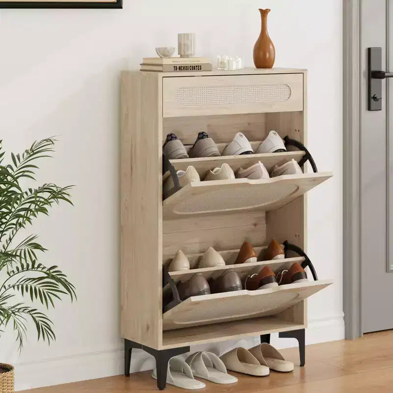 Meuble à chaussures en rotin avec 2 tiroirs basculants et 1 tiroir coulissant, trois étagères réglables, conçu pour les entrées et couloirs étroits.