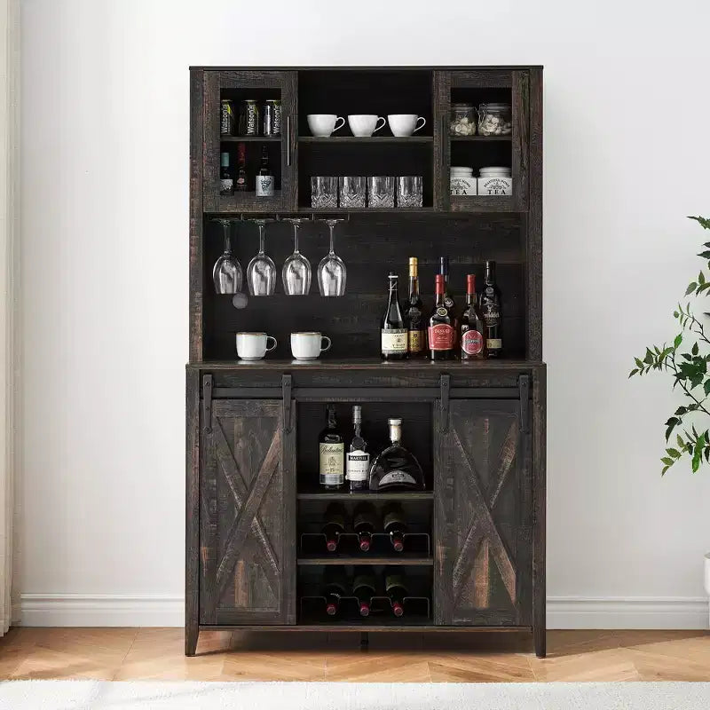 Meuble de bar à vin et café de 178 cm de haut avec armoire de rangement, portes coulissantes de style grange, support pour bouteilles et verres, idéal pour garde-manger de cuisine ou salle à manger.