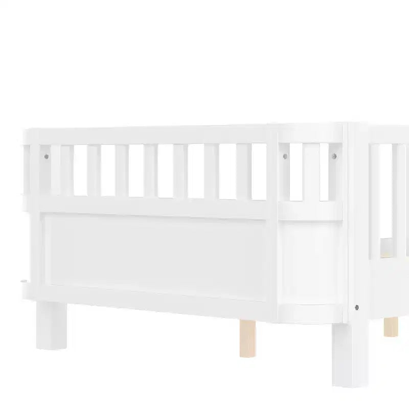 Lit plateforme jumeaux Bellemave avec barrière de sécurité détachable, coins arrondis, cadre en bois robuste, design ouvert sur le côté, montage facile, blanc