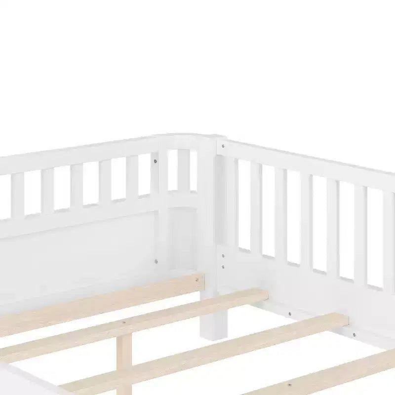 Lit plateforme jumeaux Bellemave avec barrière de sécurité détachable, coins arrondis, cadre en bois robuste, design ouvert sur le côté, montage facile, blanc