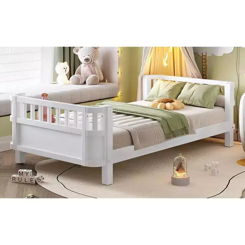 Lit plateforme jumeaux Bellemave avec barrière de sécurité détachable, coins arrondis, cadre en bois robuste, design ouvert sur le côté, montage facile, blanc