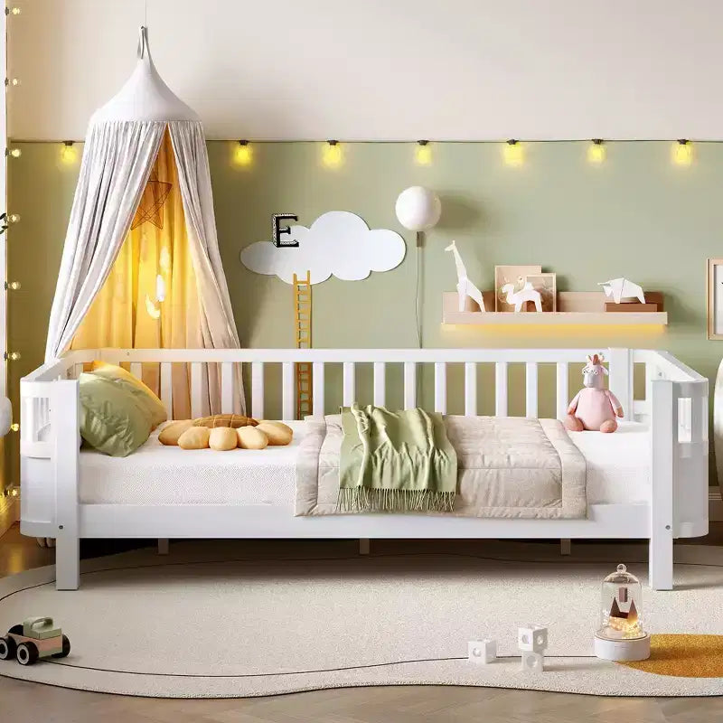 Lit plateforme jumeaux Bellemave avec barrière de sécurité détachable, coins arrondis, cadre en bois robuste, design ouvert sur le côté, montage facile, blanc