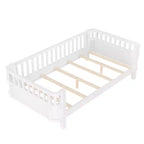 Lit plateforme jumeaux Bellemave avec barrière de sécurité détachable, coins arrondis, cadre en bois robuste, design ouvert sur le côté, montage facile, blanc