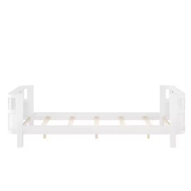 Lit plateforme jumeaux Bellemave avec barrière de sécurité détachable, coins arrondis, cadre en bois robuste, design ouvert sur le côté, montage facile, blanc
