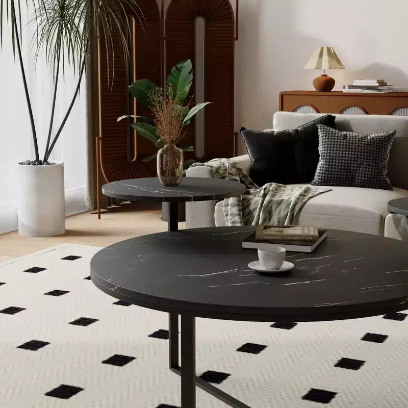 Table basse avec surfaces imitation marbre et base inspirée d'un trépied, table d'appoint moderne avec 2 étagères de présentation, table basse ronde pour chambre à coucher