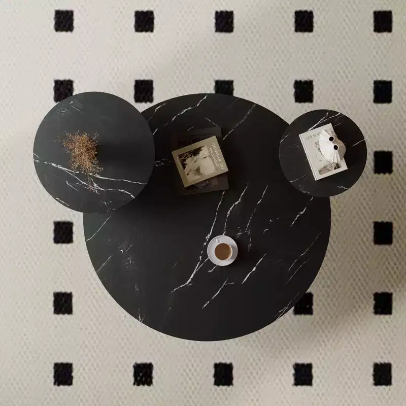 Table basse avec surfaces imitation marbre et base inspirée d'un trépied, table d'appoint moderne avec 2 étagères de présentation, table basse ronde pour chambre à coucher
