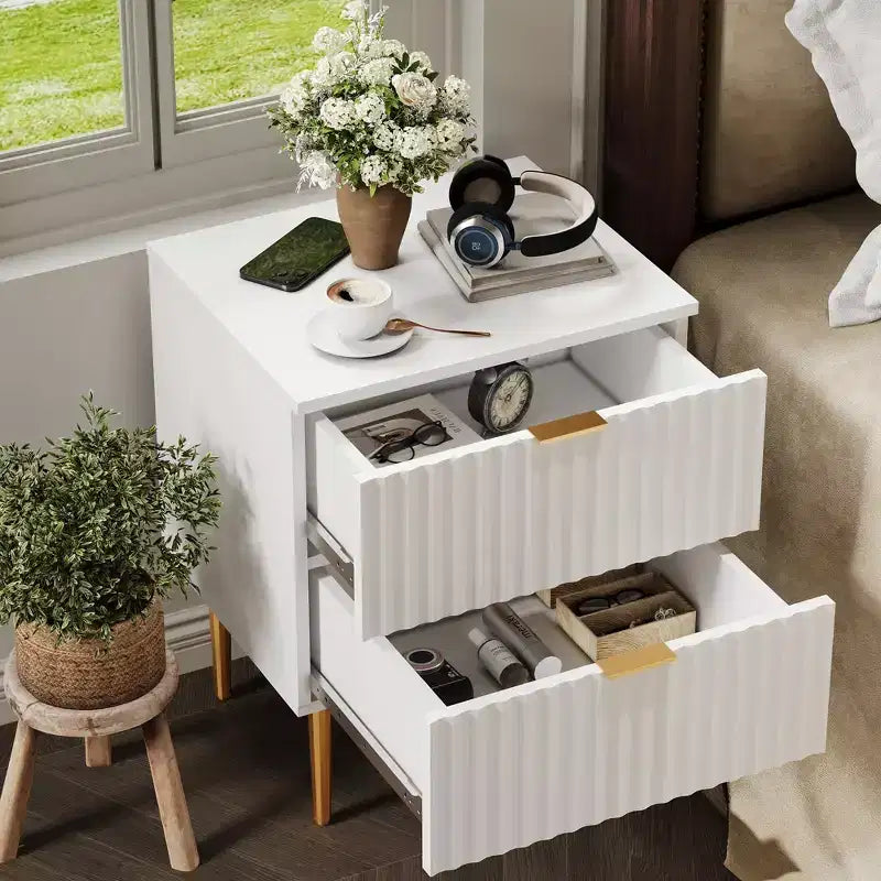 24Table de chevet moderne cannelée avec station de charge et 2 tiroirs, table de chevet en or et bois avec ports USB et prises, pour chambre à coucher, appartement