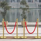 Poteaux et cordons en velours VEVOR, cordon rouge de 1,5 m, poteaux de délimitation dorés en acier inoxydable avec embout sphérique, barrière de contrôle de foule rouge utilisée pour les théâtres, dorée