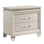 Table de chevet Royal Hampton à 2 tiroirs avec pieds en acrylique et accents en cristal, argent