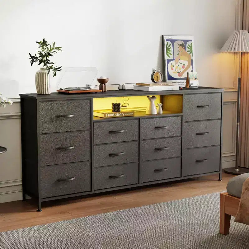 Commode 12 tiroirs Meuble TV pour téléviseur 65 70 75 pouces 63 L Commode longue blanche pour chambre à coucher avec lumières LED et prises de courant Tiroirs en tissu pour placard