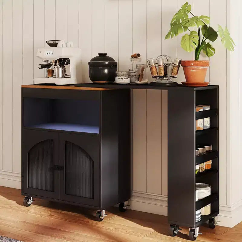 Îlot de cuisine sur roulettes AEELLEEA avec table extensible, chariot de rangement de cuisine roulant en MDF, 2 portes en verre cannelé, 3 étagères latérales ouvertes, noir