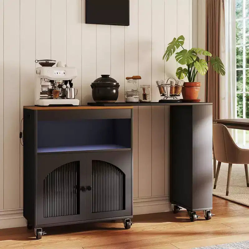 Îlot de cuisine sur roulettes AEELLEEA avec table extensible, chariot de rangement de cuisine roulant en MDF, 2 portes en verre cannelé, 3 étagères latérales ouvertes, noir