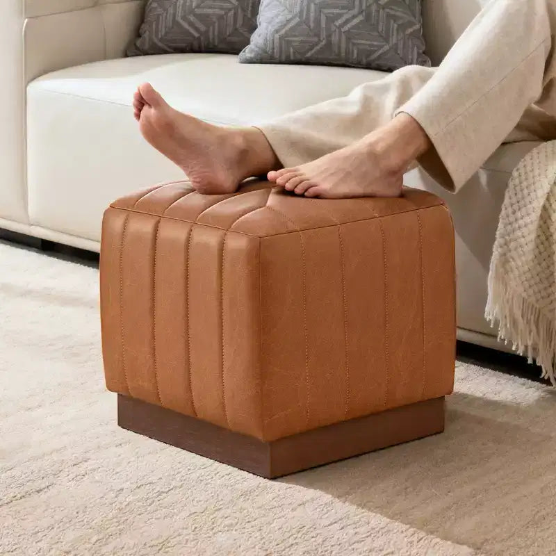 Bekrvio Cube Pouf Ottoman avec Base Effet Bois, Repose-pieds Rembourré en Laine d'Agneau/Cuir avec Cadre en Bois d'Acacia Massif (227 kg), Ottoman de Salon