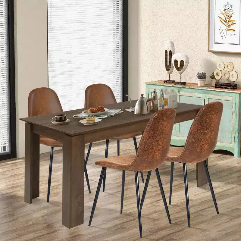 Un ensemble de 4 chaises cuillères en tissu gris et métal – parfaitement assorties à la décoration intérieure minimaliste et de style scandinave.