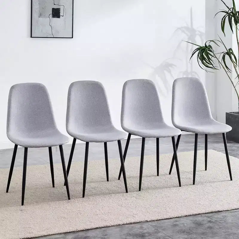 Un ensemble de 4 chaises cuillères en tissu gris et métal – parfaitement assorties à la décoration intérieure minimaliste et de style scandinave.