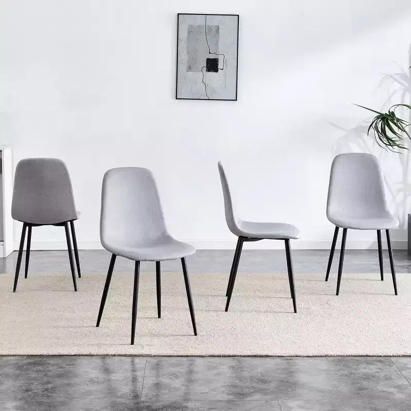 Un ensemble de 4 chaises cuillères en tissu gris et métal – parfaitement assorties à la décoration intérieure minimaliste et de style scandinave.