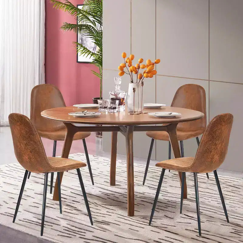 Un ensemble de 4 chaises cuillères en tissu gris et métal – parfaitement assorties à la décoration intérieure minimaliste et de style scandinave.
