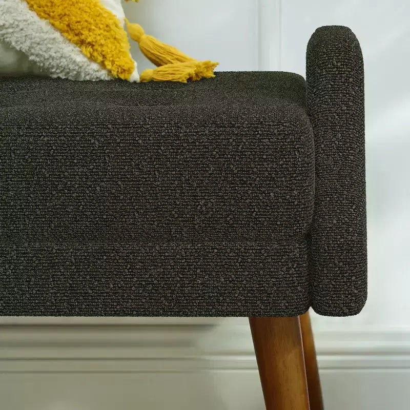 Banc moderne avec coussin moelleux, accoudoirs géométriques et pieds en bois massifIdéal pour les salons, les chambres et les entrées