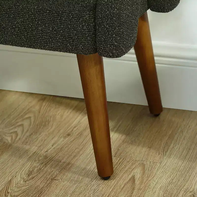 Banc moderne avec coussin moelleux, accoudoirs géométriques et pieds en bois massifIdéal pour les salons, les chambres et les entrées