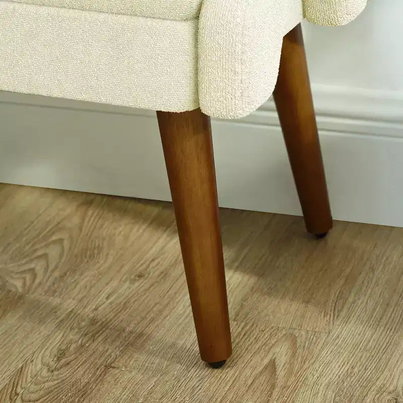 Banc moderne avec coussin moelleux, accoudoirs géométriques et pieds en bois massifIdéal pour les salons, les chambres et les entrées