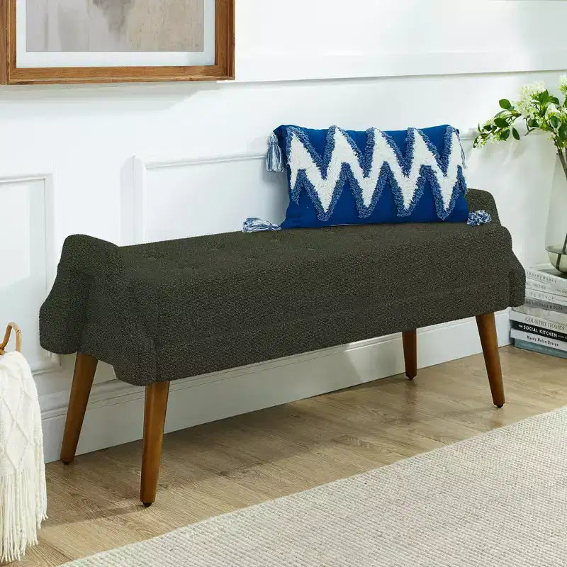 Banc moderne avec coussin moelleux, accoudoirs géométriques et pieds en bois massifIdéal pour les salons, les chambres et les entrées