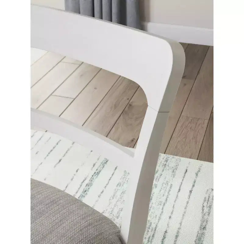 Signature Design by Ashley Chadworth, chaises de salle à manger capitonnées, lot de 2, cadre en bois blanc avec sièges en polyester