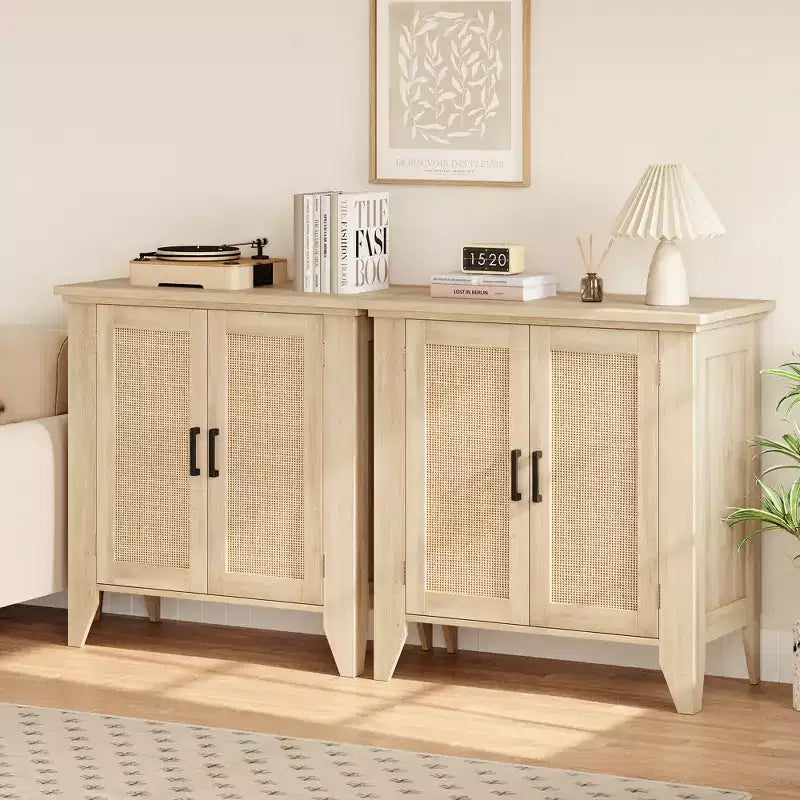 Bahut en rotin. Meuble de rangement avec 2 portes en rotin et pieds en bois massif. Meuble de cuisine en bois avec plan de travail.