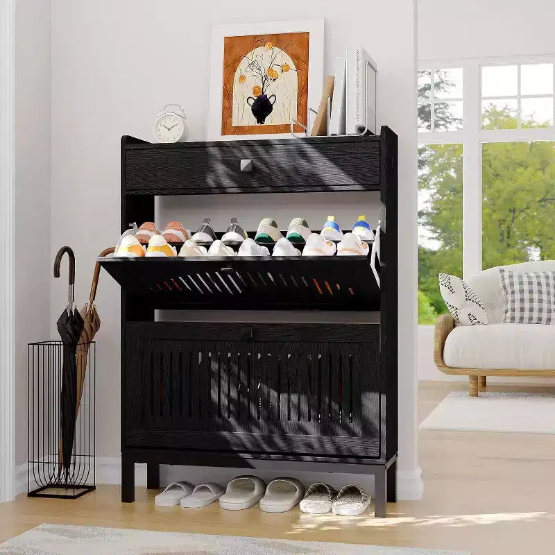 Meuble à chaussures avec 2 tiroirs basculants et un tiroir supérieur, panneau ajouré et poignées carrées noires, range-chaussures réglable pour entrée